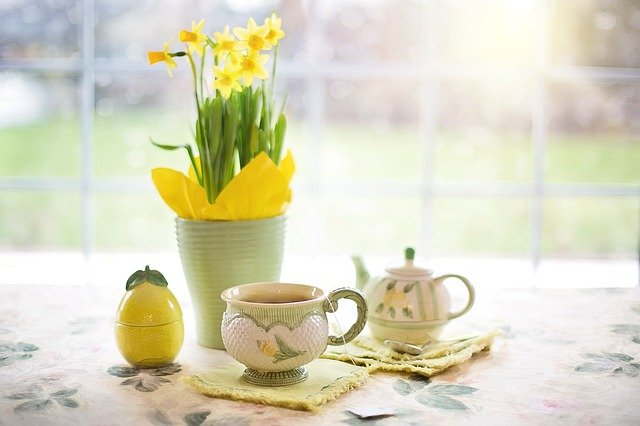 Żonkile i herbata wielkanocna - źródło zdjęcia: pixabay
