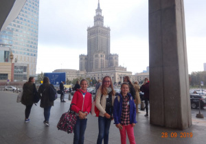 Dziewczynki stoją przez Pałacem Kultury.