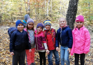 Dzieci z klasy pierwszej w lesie.