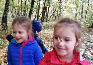 Dziewczynki w lesie.