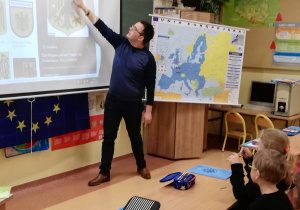 Nauczyciel pokazuje godło Niemiec.