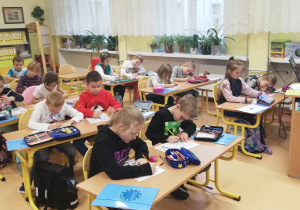 Dzieci pracują na lekcji.