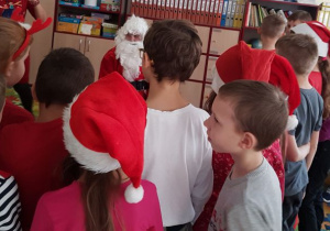 Dzieci gromadzą się przed Mikołajem.
