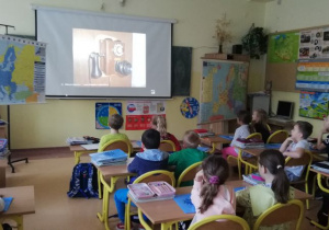 Dzieci oglądają wynalazki włoskie.