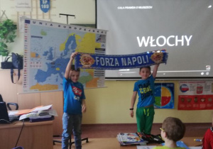 Chłopcy trzymają w ręku szalik Forza Napoli.