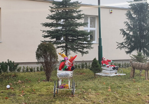 Mikołaj, bałwan, renifer przed wejściem do szkoły.
