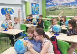 Dzieci korzystają z zajęć w sali geograficzno-biologicznej 01.