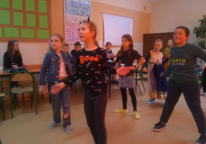 Dzieci z klasy 3d tańczą na dyskotece.