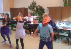Uczniowie świetnie się bawią, tańcząc.