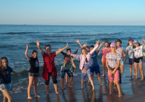 Uczniowie z IIId wraz z p. Spychałą na bałtyckiej plaży.
