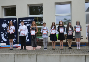 Uczniowie klas siódmych i ósmych nagrodzeni w konkursach.