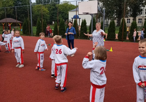 Maluchy biorą udział w spartakiadzie.