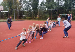 Przedszkola konkurują w przeciąganiu liny.