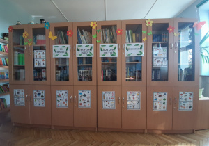 Plakaty w bibliotece informujące o Dniu Języków Obcych.