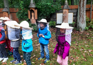 Uczniowie w ochronnej siateczce przed pszczołami.
