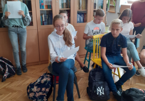 Uczniowie klasy VII i VIII czytają fragmenty "Pana Tadeusza".