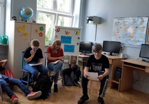 Uczniowie klasy VIIIa czytają fragmenty utworu Adama Mickiewicza.