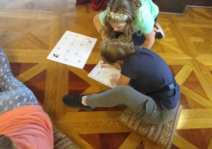 Uczniowie poznają historię pałacu poprzez zabawę.
