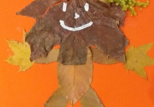 Praca ucznia - ludzik z jesiennych liści.