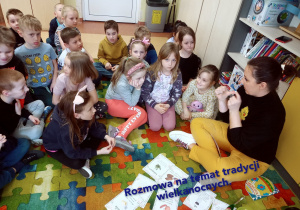 Pani Kasia opowiada dzieciom o tradycjach wielkanocnych.