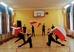 Artystyczny taniec z flagami Polski.