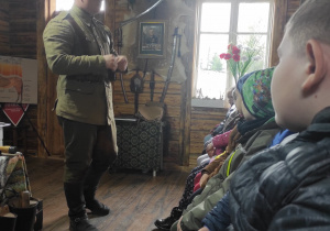 Uczniowie słuchają opowieści o mjr H. Dobrzańskim i jego Oddziale.