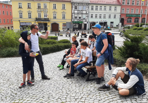Chłopcy z 7d słuchają przewodnika opowiadającego o pręgierzu w Dusznikach Zdrój.