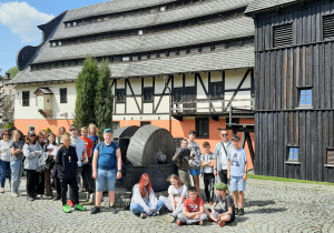 Uczestnicy wycieczki pod Muzeum Papieru w Dusznikach Zdrój.