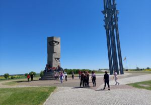 Uczniowie przed pomnikiem upamiętniającym bitwę pod Grunwaldem.