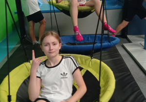 Uczniowie na huśtawkach - trampolinach.