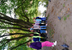 Uczniowie w parku.