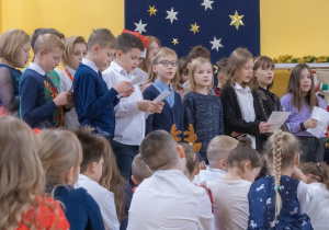 Uczniowie klasy IVb śpiewają kolędę.