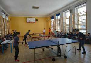 Uczniowie rozgrywają mecz.