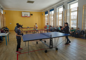 Uczniowie rozgrywają mecz.