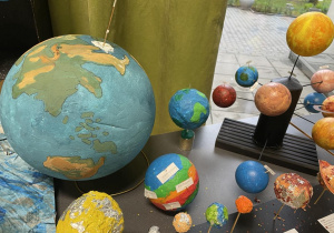 Globus oraz układ słoneczny wykonany przez uczniów.