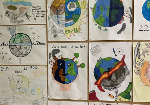 Plakaty prezentujące Ziemię.