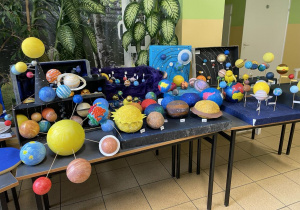 Planety wykonane przez uczniów w klasach 5 i 6.