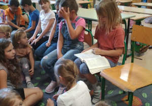 Uczniowie klasy 2c czytają na głos fragmenty „Plastusiowego Pamiętnika”.