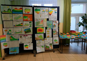 Plakaty ucznów klasy 5 przedstawiające różnorodność form ukształtowania terenu.