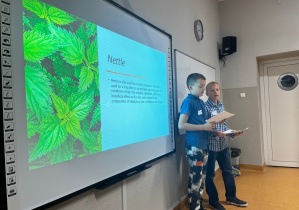 Uczniowie wygłaszający prezentację na temat ziół.
