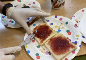 Tworzenie przez uczniów klasy II przepisu na ulubionego tosta