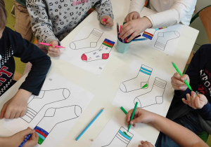 Dzieci świetlicowe projektują kolorowe skarpetki