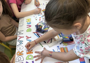 Tworzenie plakatu przez dzieci świetlicowe