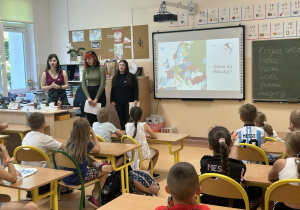 KLASA 1C OMAWIA POŁOŻENIE WŁOCH NA MAPIE