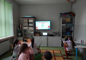 Oglądanie filmu edukacyjnego