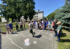 Pokonywanie przeszkód narysowanych na chodniku