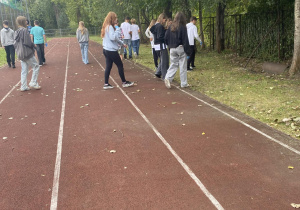 Uczniowie klasy 7d sprzątają teren wokół szkoły