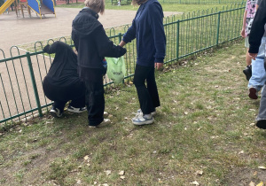 Uczniowie klasy 7d i 7b zbierają śmieci wokół bieżni