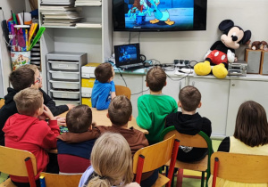 Oglądanie bajki z myszką Mickey i jej przyjaciółmi