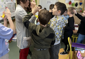 Milczące dobieranie się w pary na podstawie podobieństw otrzymanych obrazków